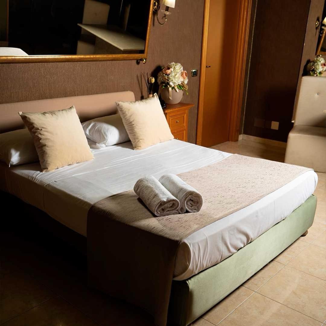 Bee Queen Varcaturo Ngoại thất bức ảnh