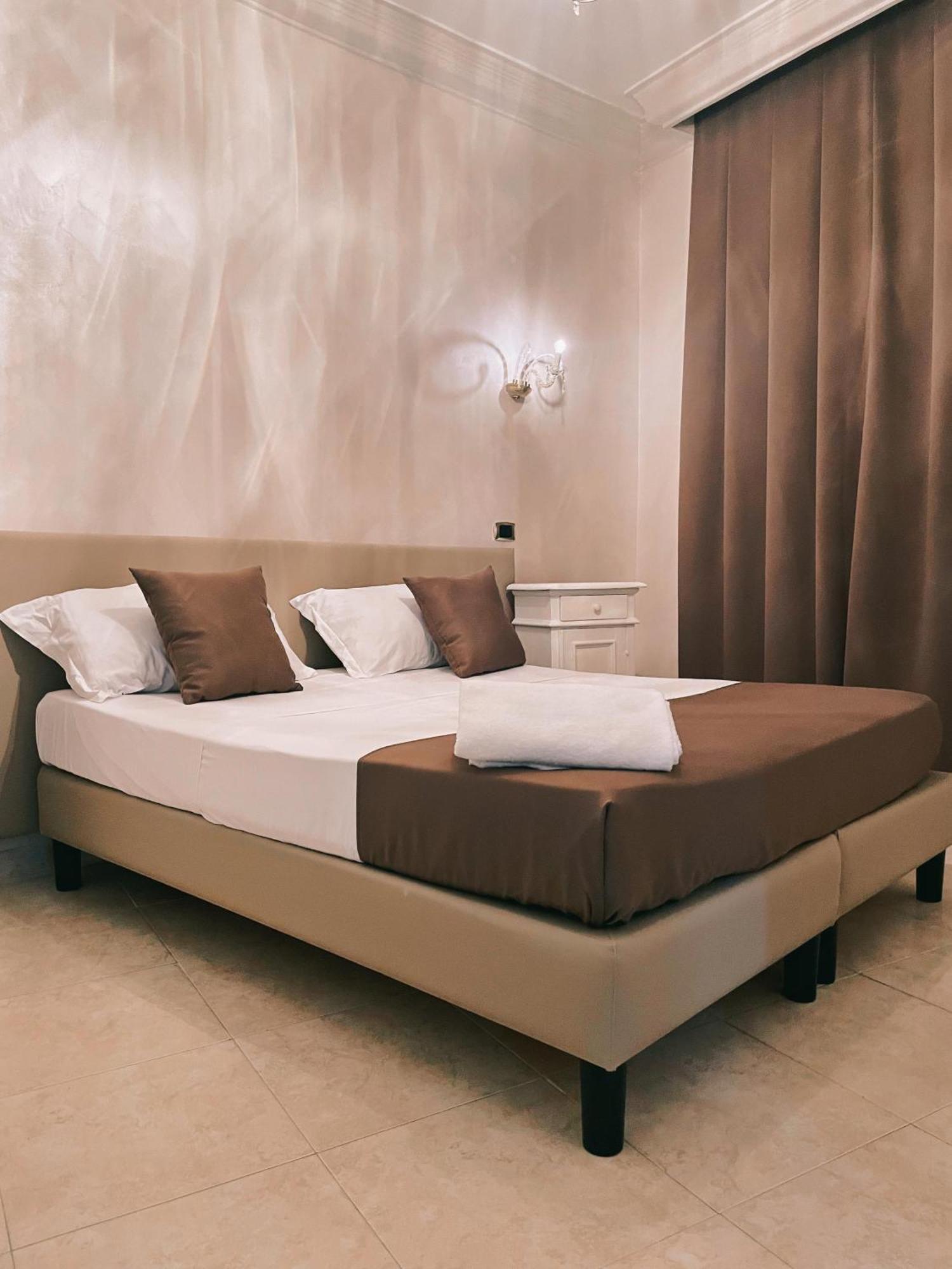 Bee Queen Varcaturo Ngoại thất bức ảnh